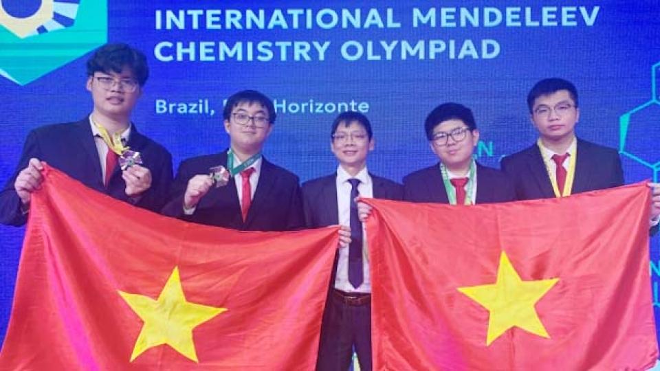 4 học sinh Việt Nam xuất sắc giành huy chương tại Olympic Hóa Quốc tế Mendeleev